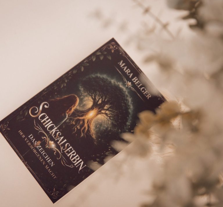 Schicksalserbin - Das Zeichen der verlorenen Macht Buchcover mit einem Baum und dem Titel "Schicksalserbin" von Mara Belger. Jonahlu-Fotografie